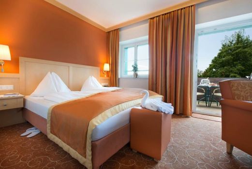 Romantik Hotel Die Gersberg Alm mit Panoramablick auf Salzburg und Outdoor Pool ab Mai