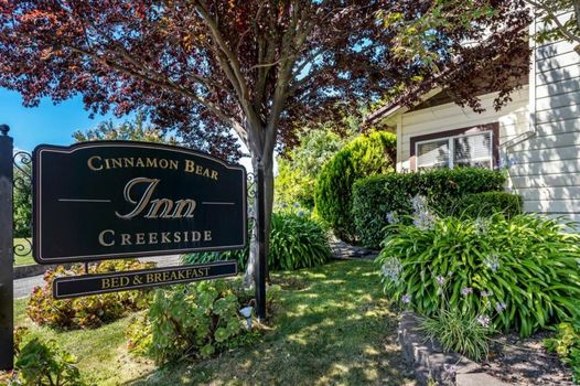 Cinnamon Bear Creekside Inn