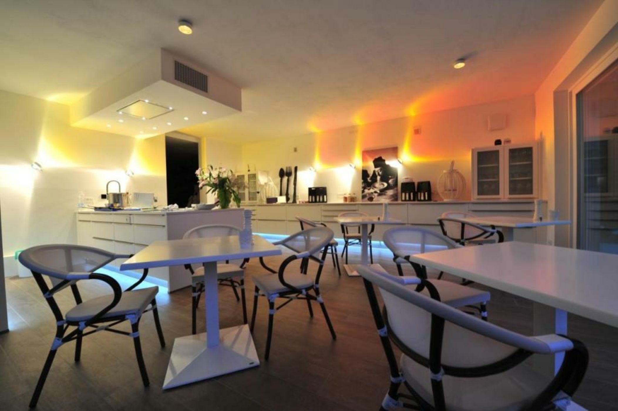 Zeno Suites
