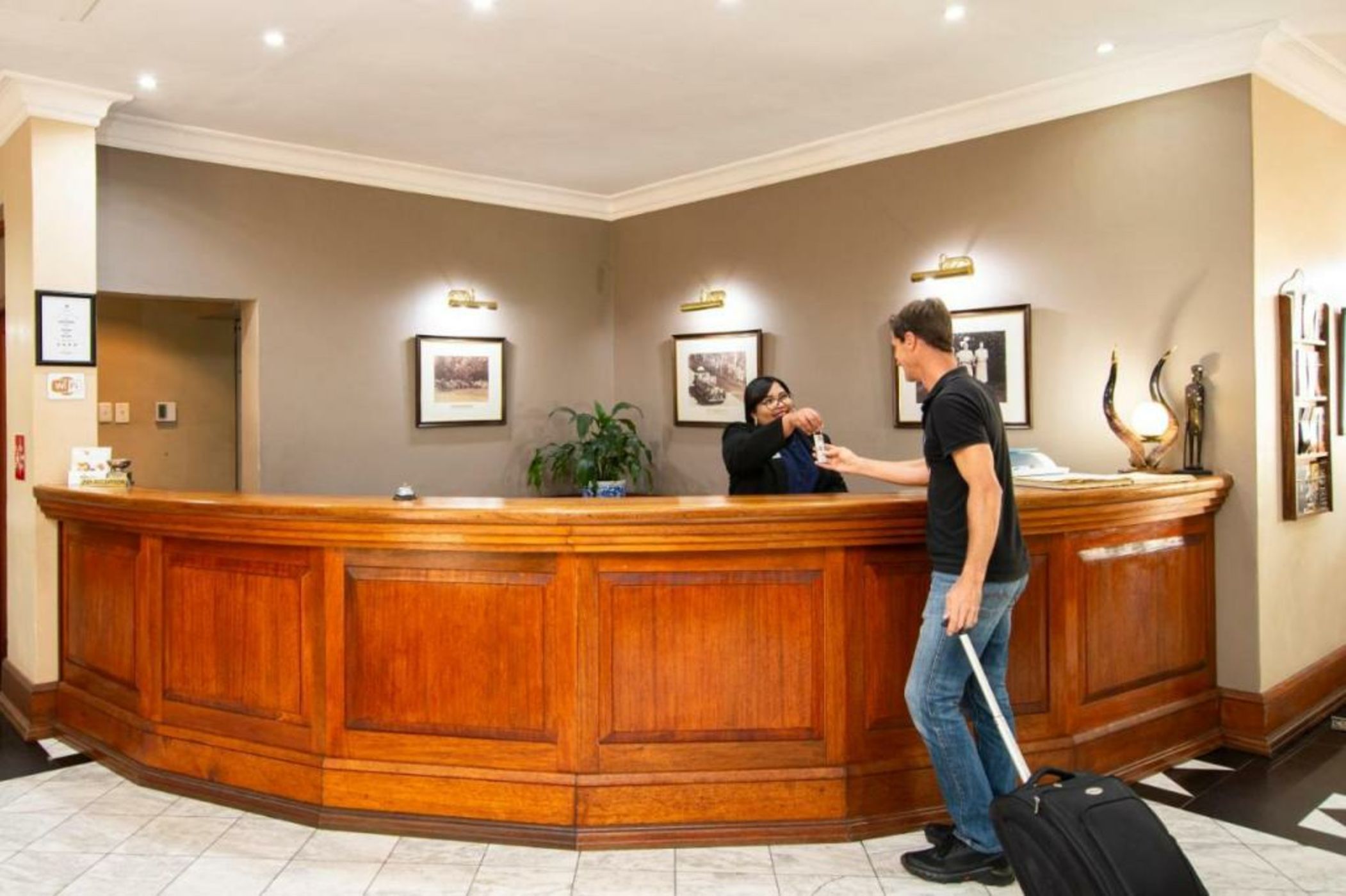 Queen's Hotel by BON Hotels