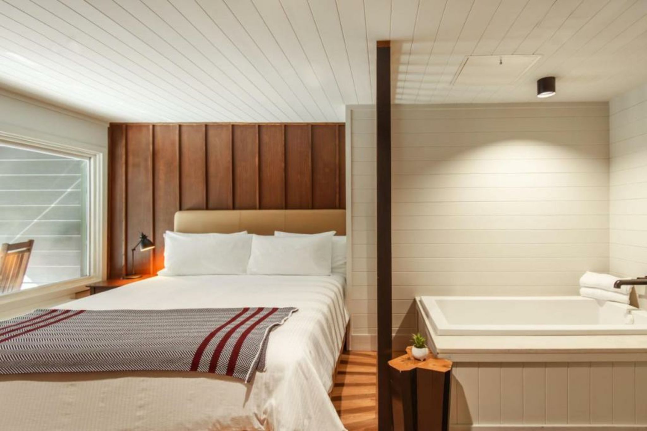Historic Rocky Waters Inn, A Small Luxury Hotel