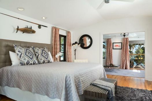 Black Dolphin Inn