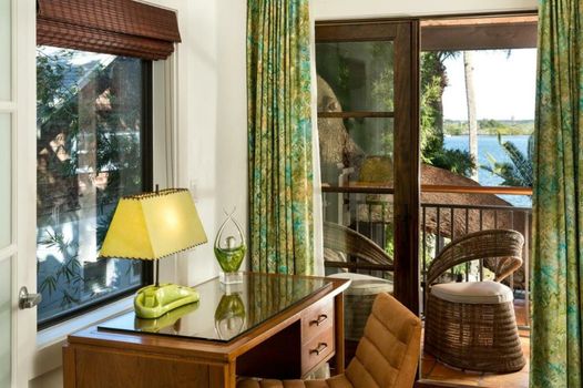 Black Dolphin Inn