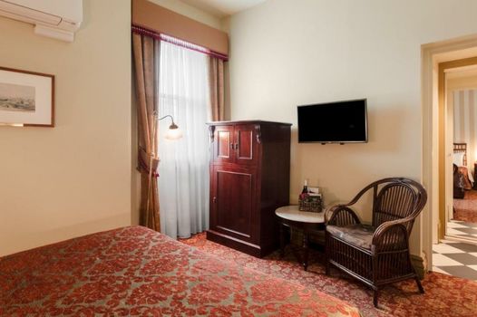 Hadley's Orient Hotel