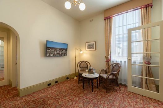 Hadley's Orient Hotel