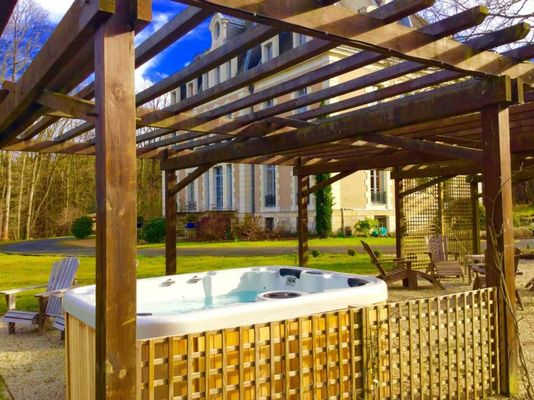 Château des Essards avec piscine et jacuzzi