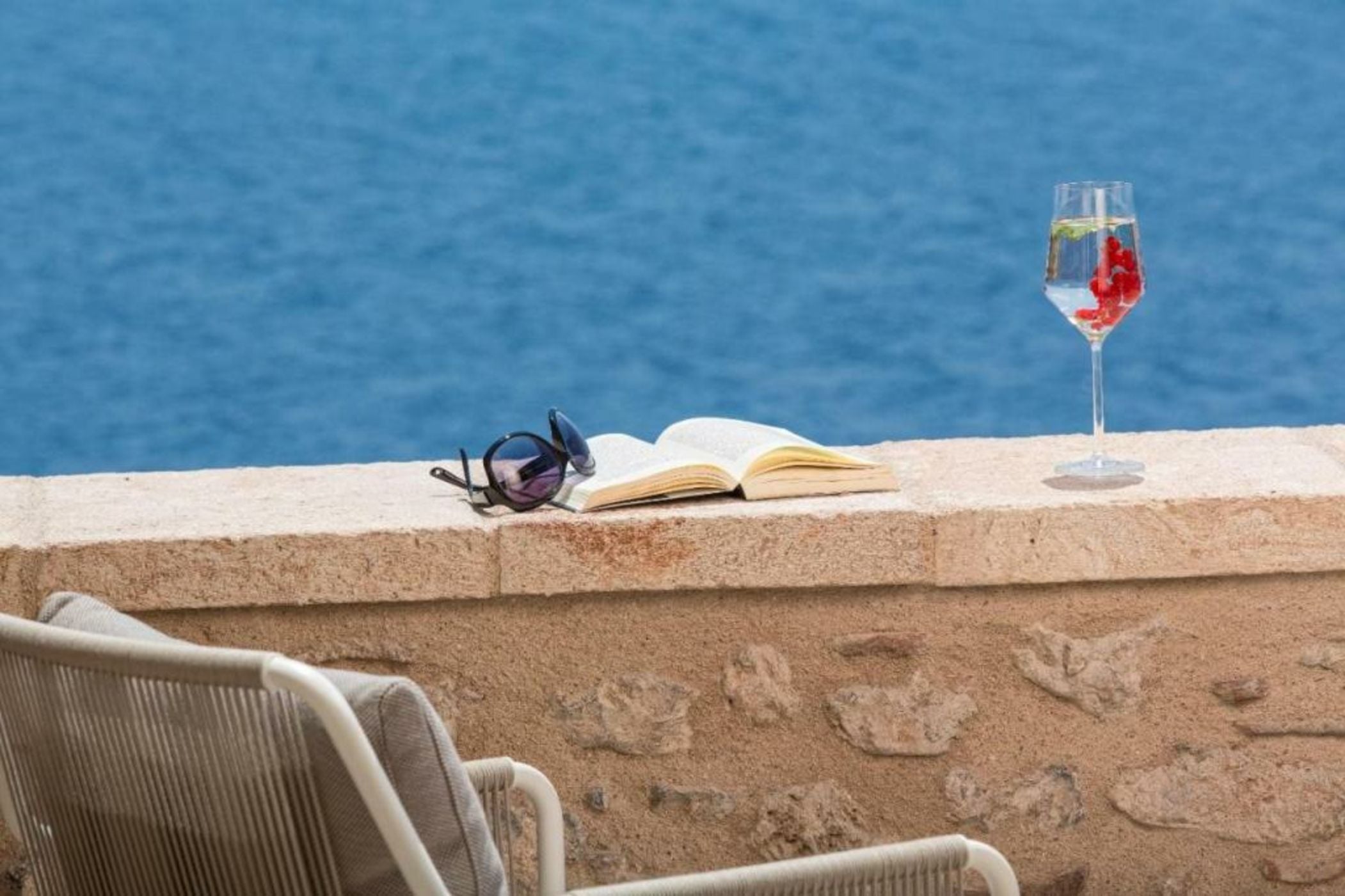 Moni Emvasis Luxury Suites