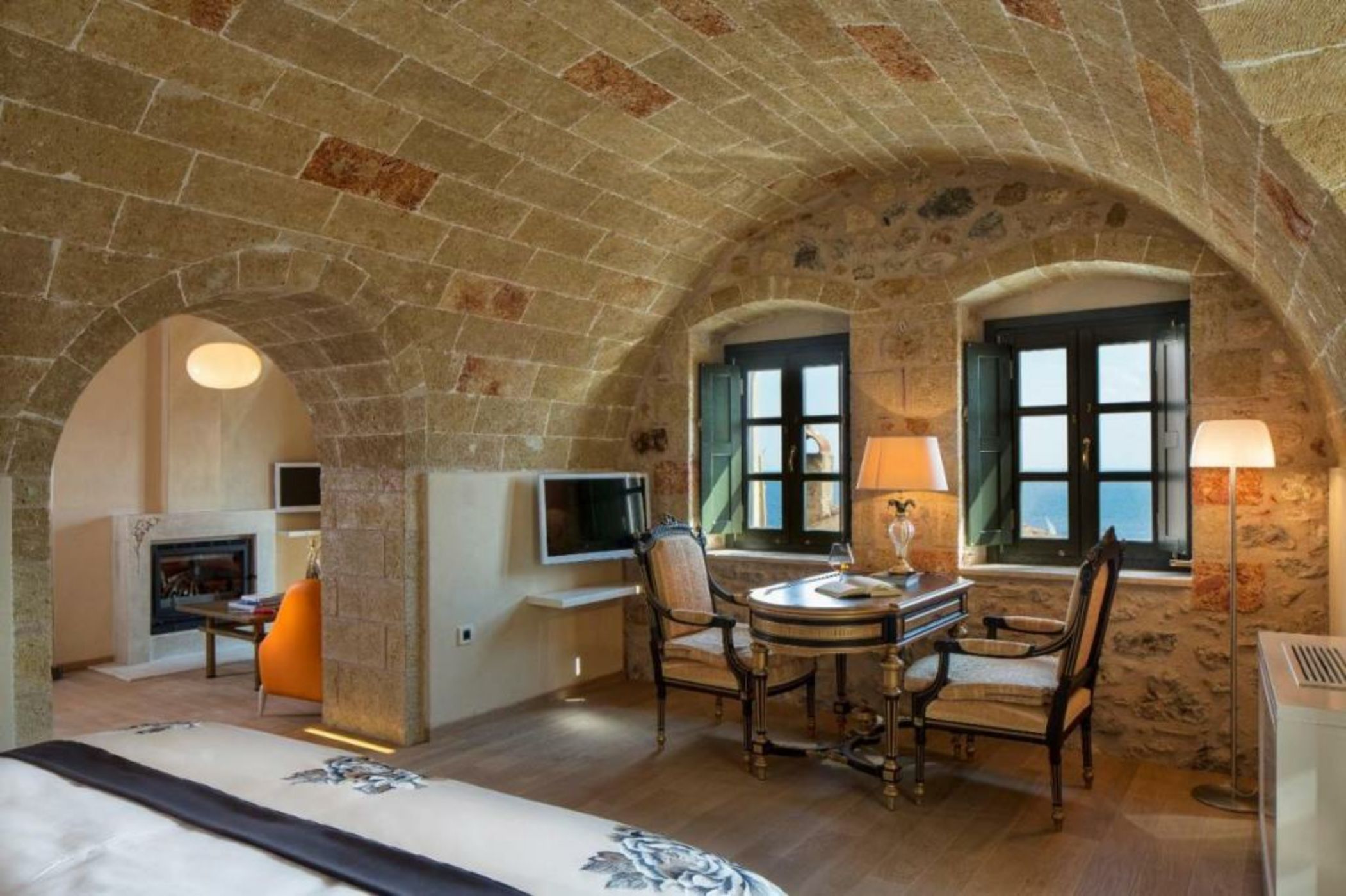 Moni Emvasis Luxury Suites