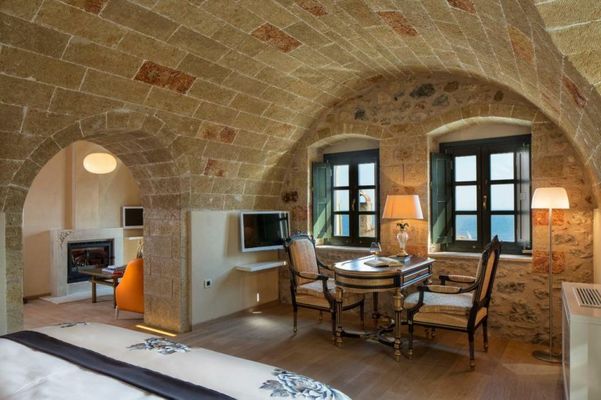 Moni Emvasis Luxury Suites