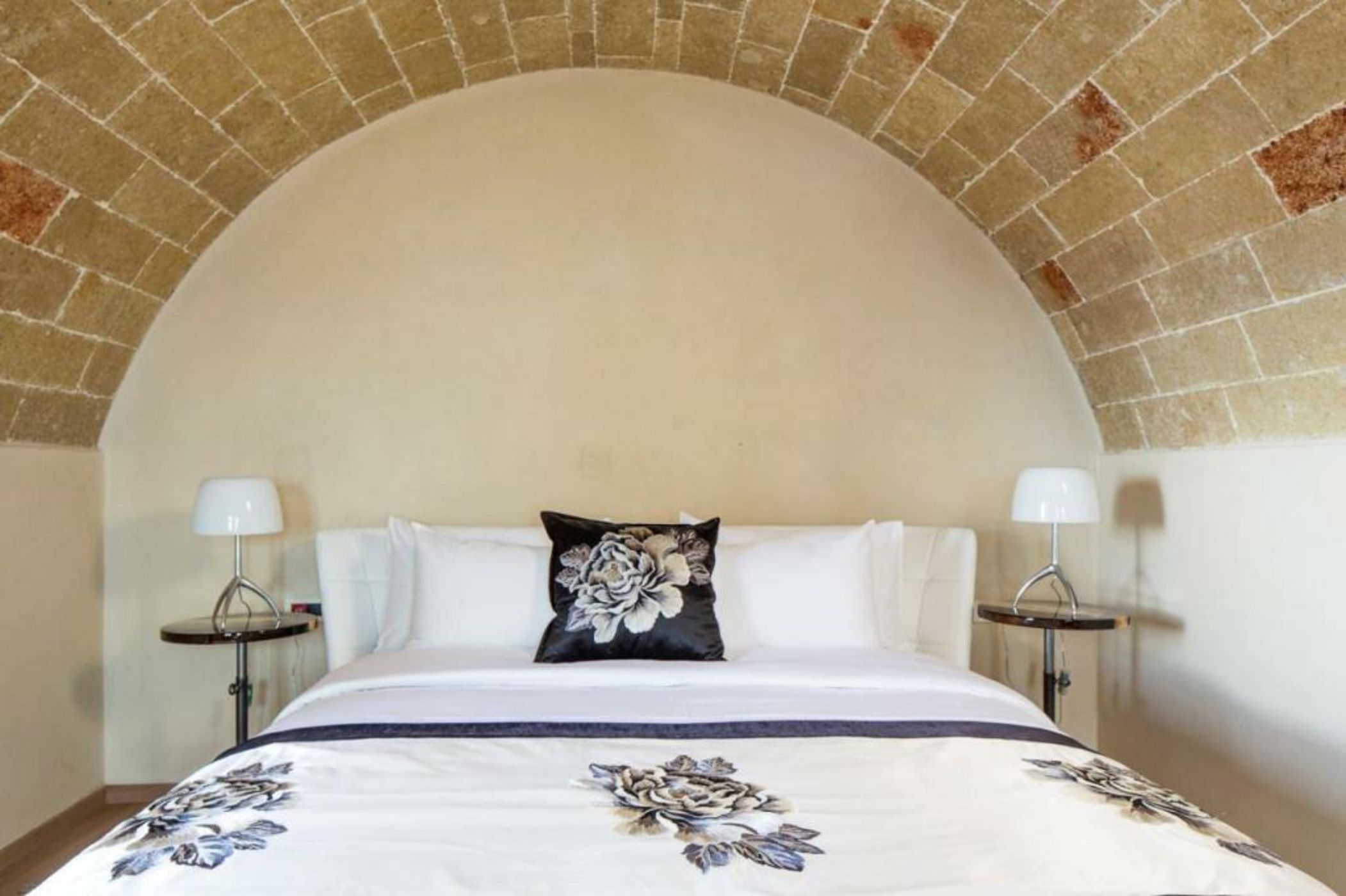 Moni Emvasis Luxury Suites