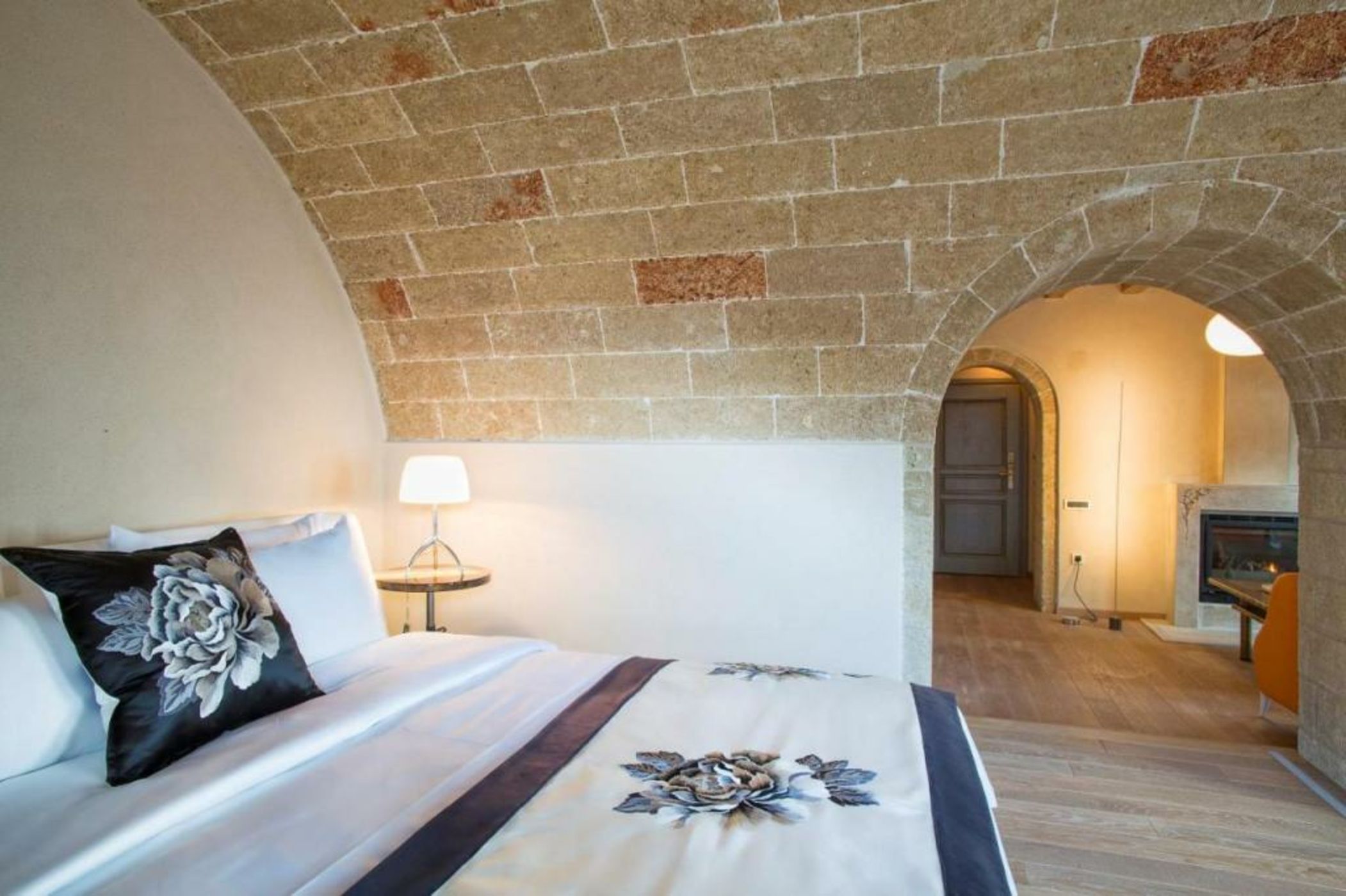 Moni Emvasis Luxury Suites
