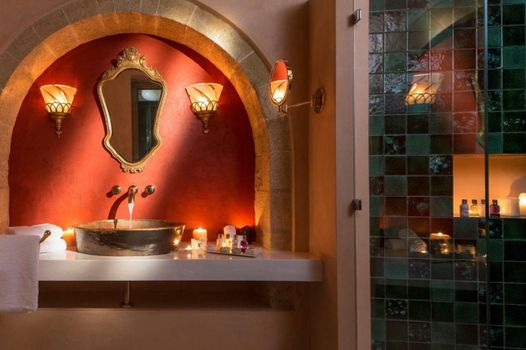 Moni Emvasis Luxury Suites