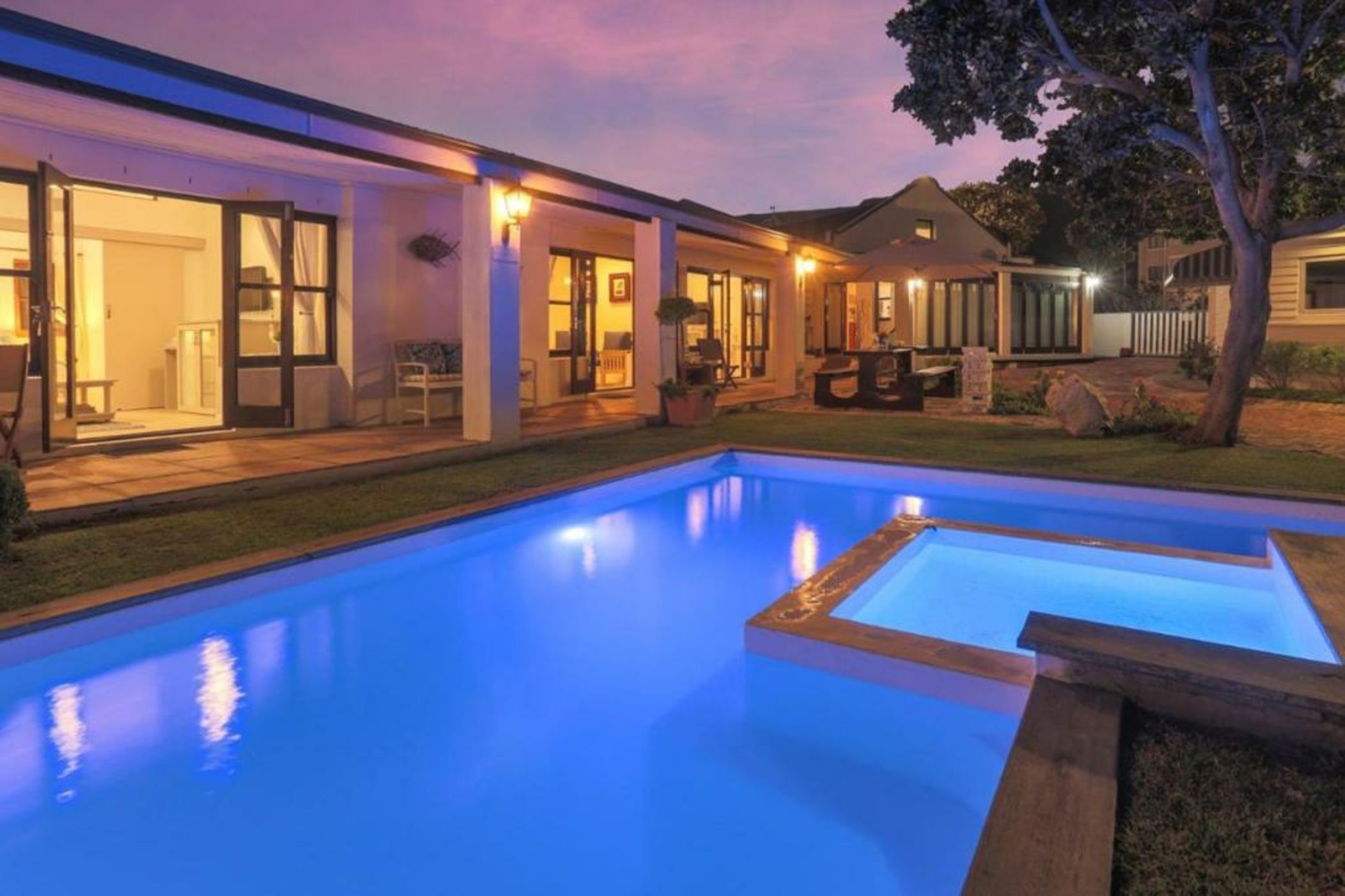 Sixteen Guesthouse on Main