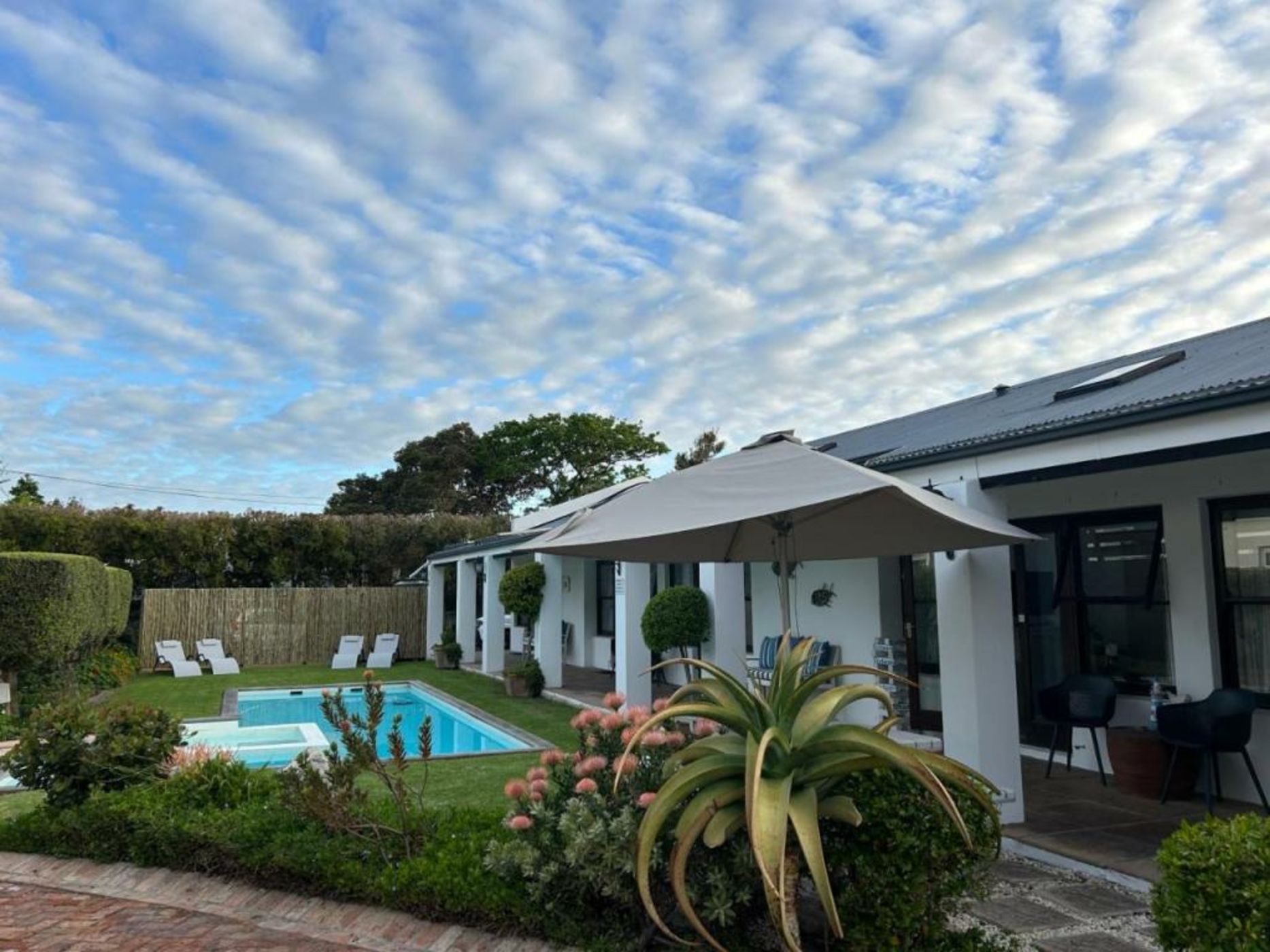 Sixteen Guesthouse on Main