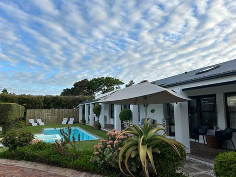 Sixteen Guesthouse on Main