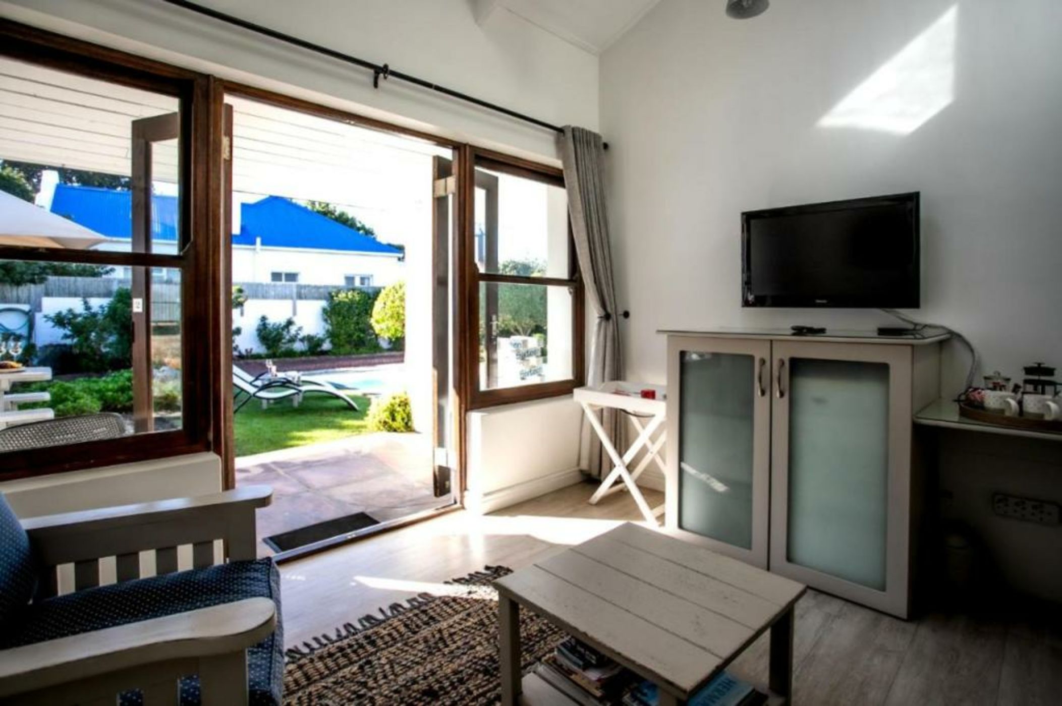 Sixteen Guesthouse on Main