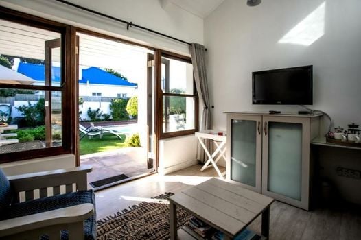 Sixteen Guesthouse on Main