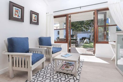 Sixteen Guesthouse on Main