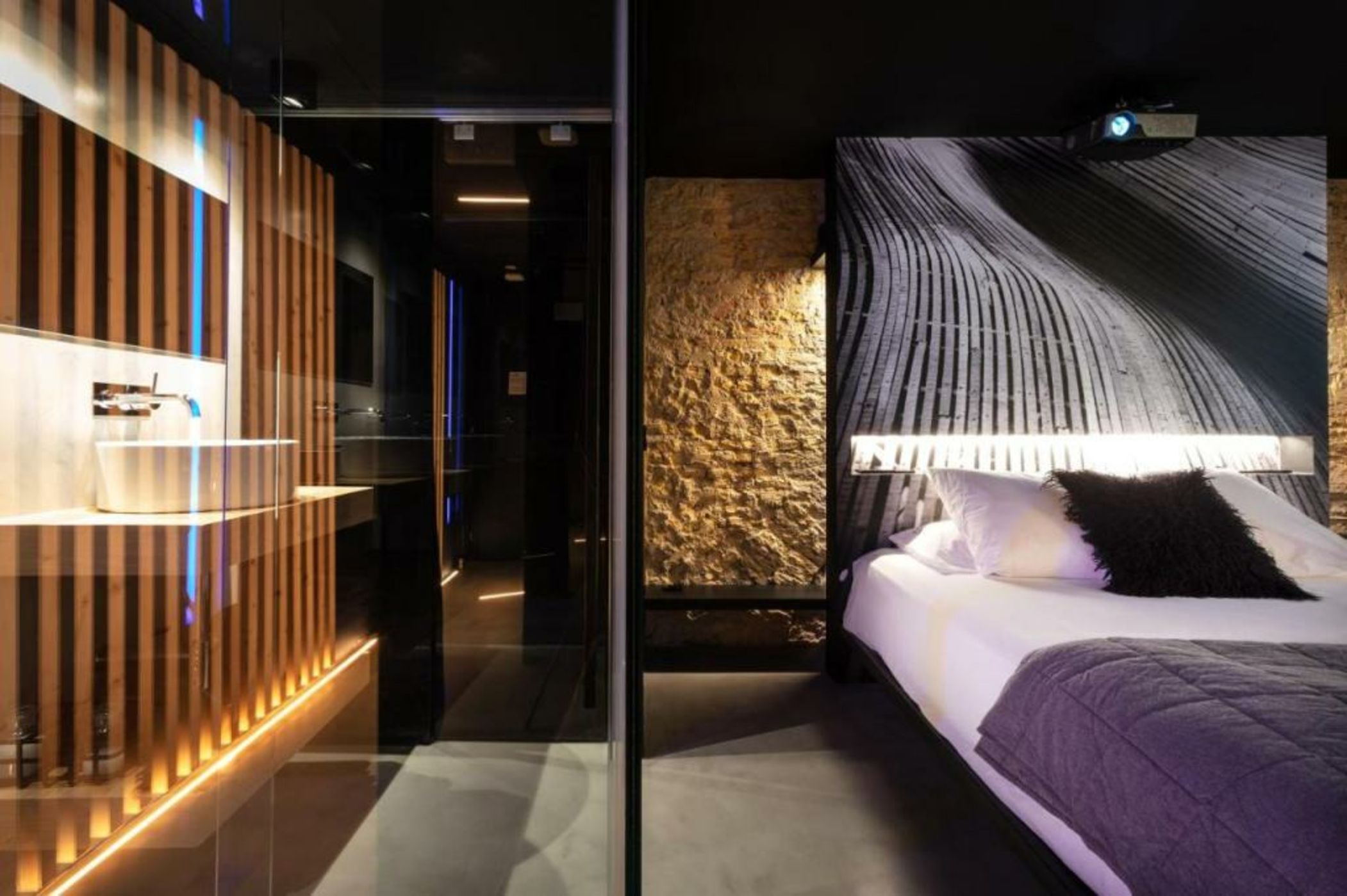 The Black Boutique -- Turistea Suites