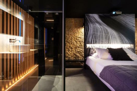 The Black Boutique -- Turistea Suites