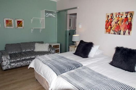 Dolphin Inn Guesthouse