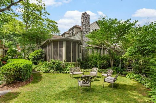 Stonehurst Place Bed & Breakfast