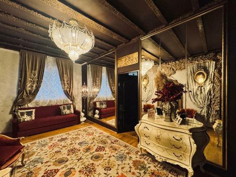 Conacul Coroanei Luxury Boutique