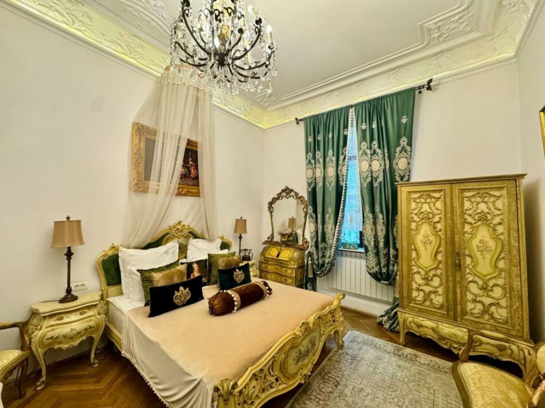 Conacul Coroanei Luxury Boutique