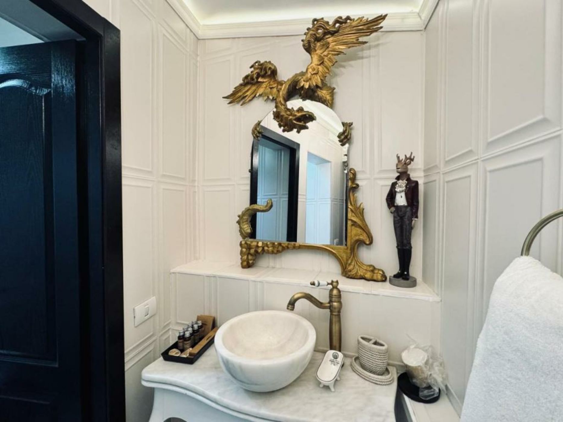 Conacul Coroanei Luxury Boutique