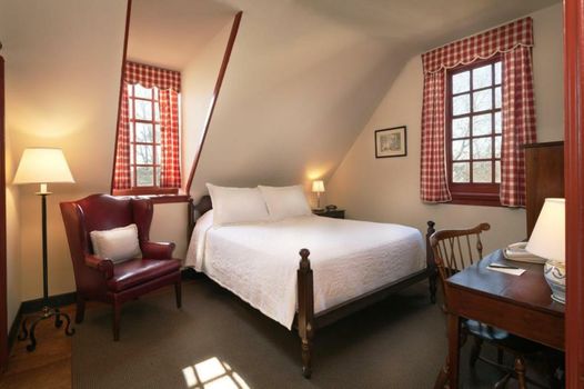 Colonial Houses, an official Colonial Williamsburg Hotel