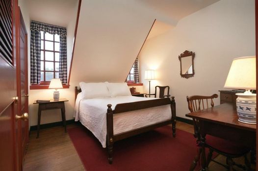 Colonial Houses, an official Colonial Williamsburg Hotel