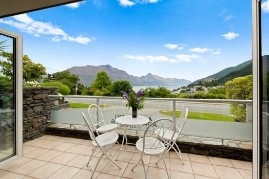 Queenstown House Bed & Breakfast and Apartments