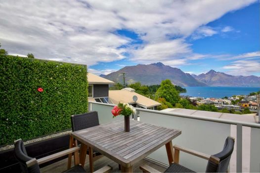 Queenstown House Bed & Breakfast and Apartments