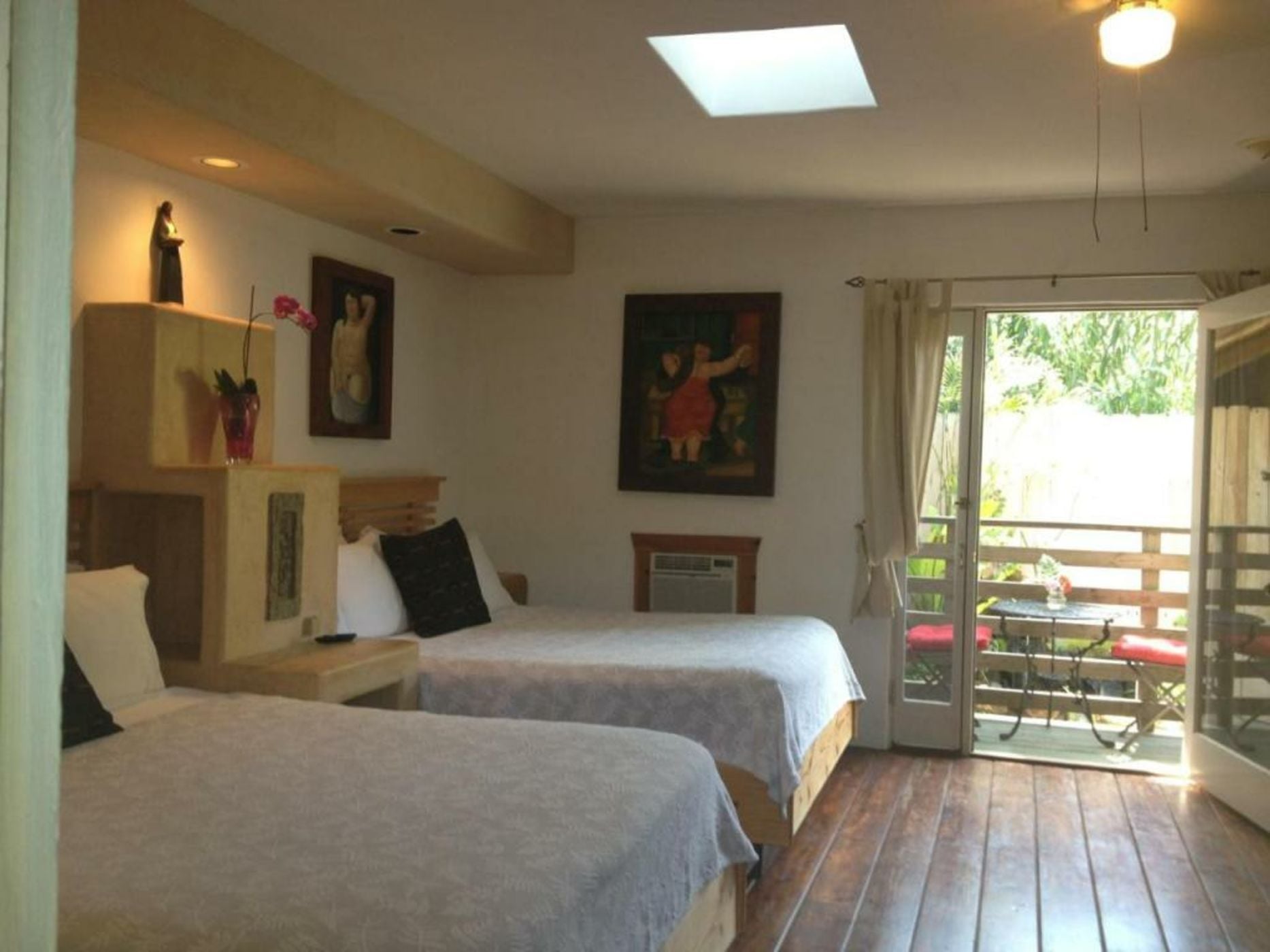 Les Artistes Inn