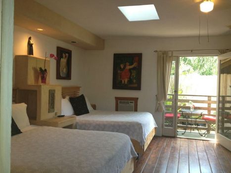 Les Artistes Inn