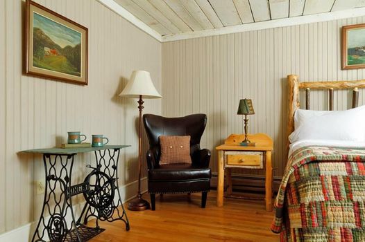 Friends Lake Inn