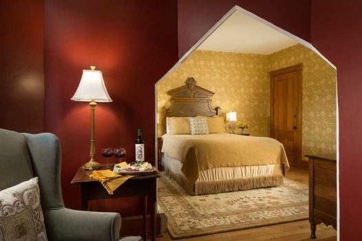 Lang House on Main Street Bed & Breakfast