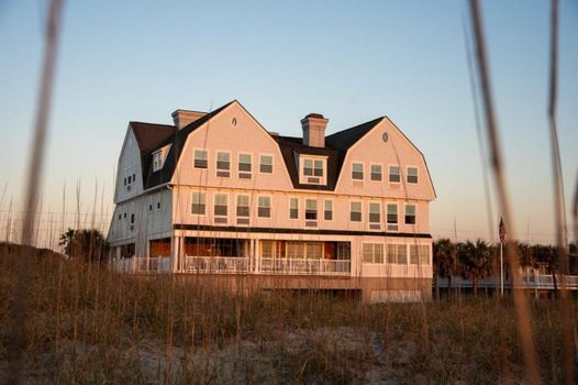 Elizabeth Pointe Lodge