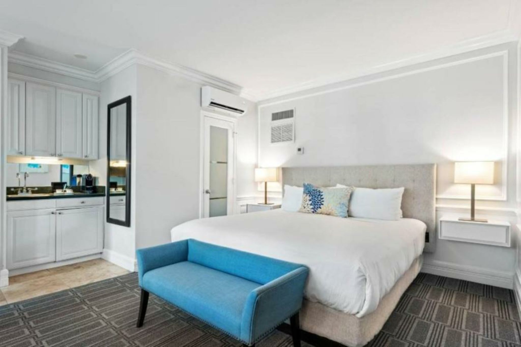 The Pillars Hotel & Club