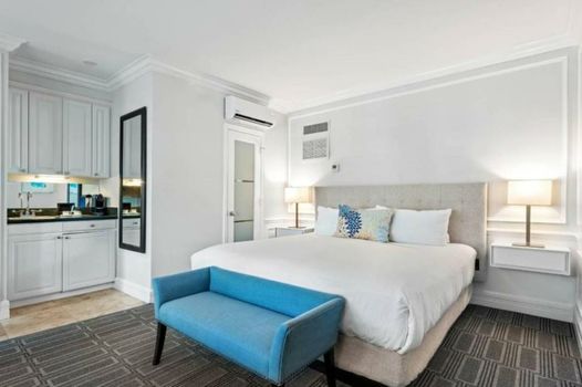 The Pillars Hotel & Club