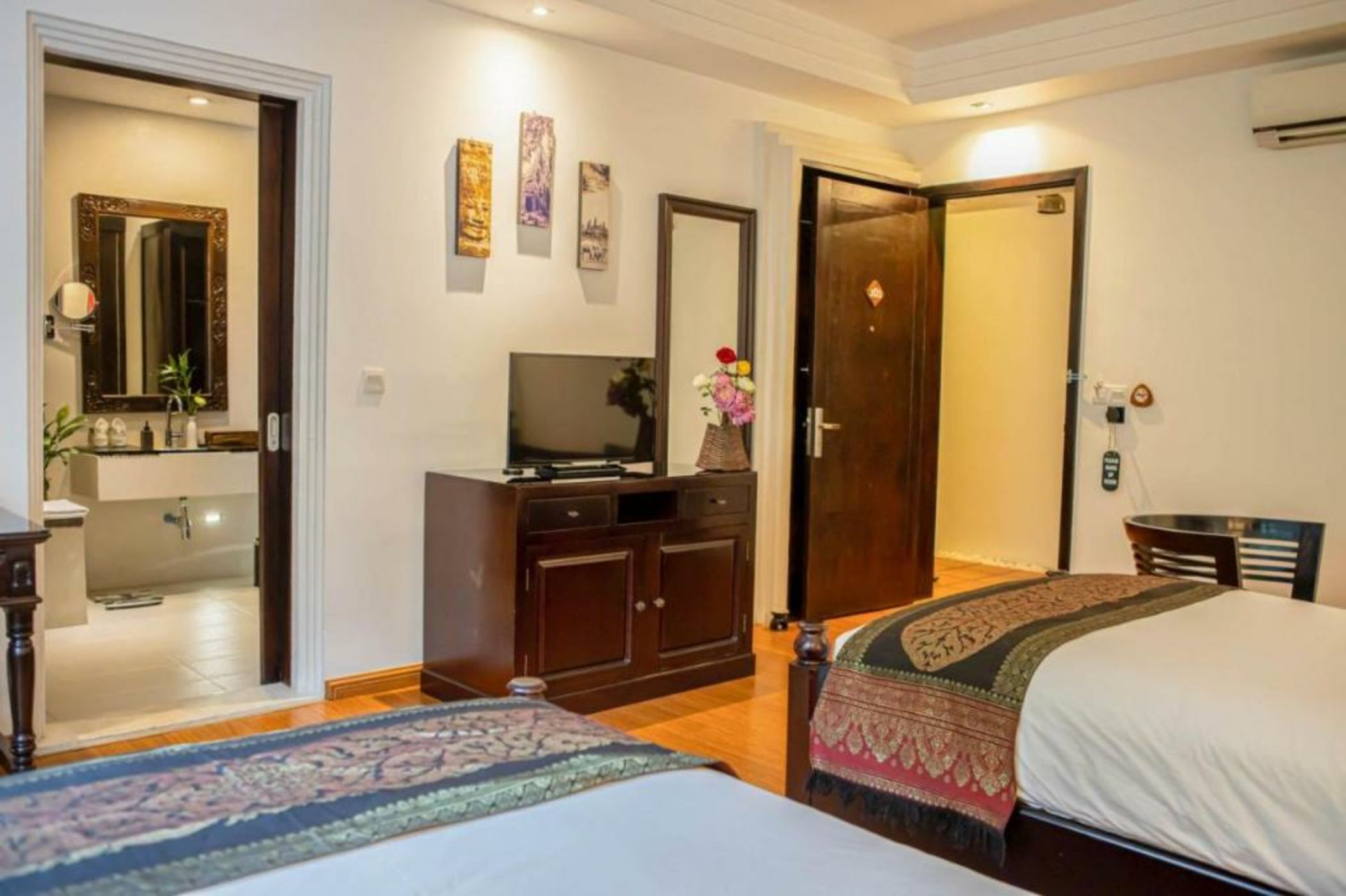 La Rose Suites