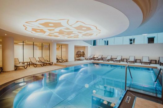 Österreichischer Hof-im Bademantel direkt in die Alpentherme