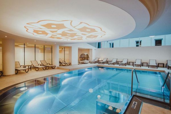 Österreichischer Hof-im Bademantel direkt in die Alpentherme
