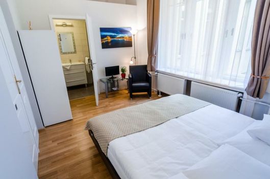 Anabelle Bed and Budapest