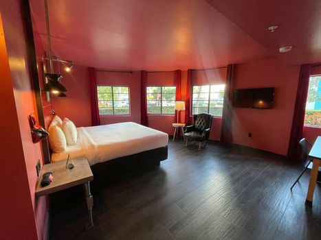 Hotel Gaythering - Gay Hotel - All Adults Welcome