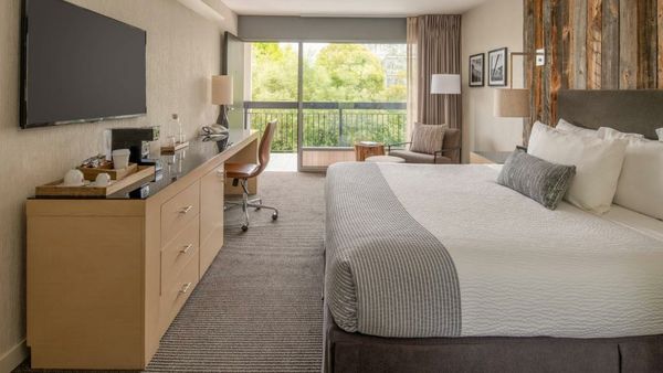 Hotel Paradox, Autograph Collection