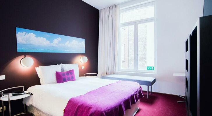 Pacific Hotel by SmARTflats