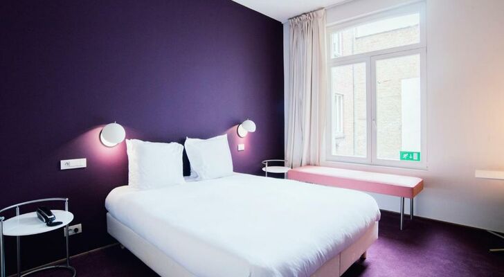 Pacific Hotel by SmARTflats