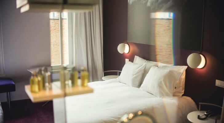 Pacific Hotel by SmARTflats