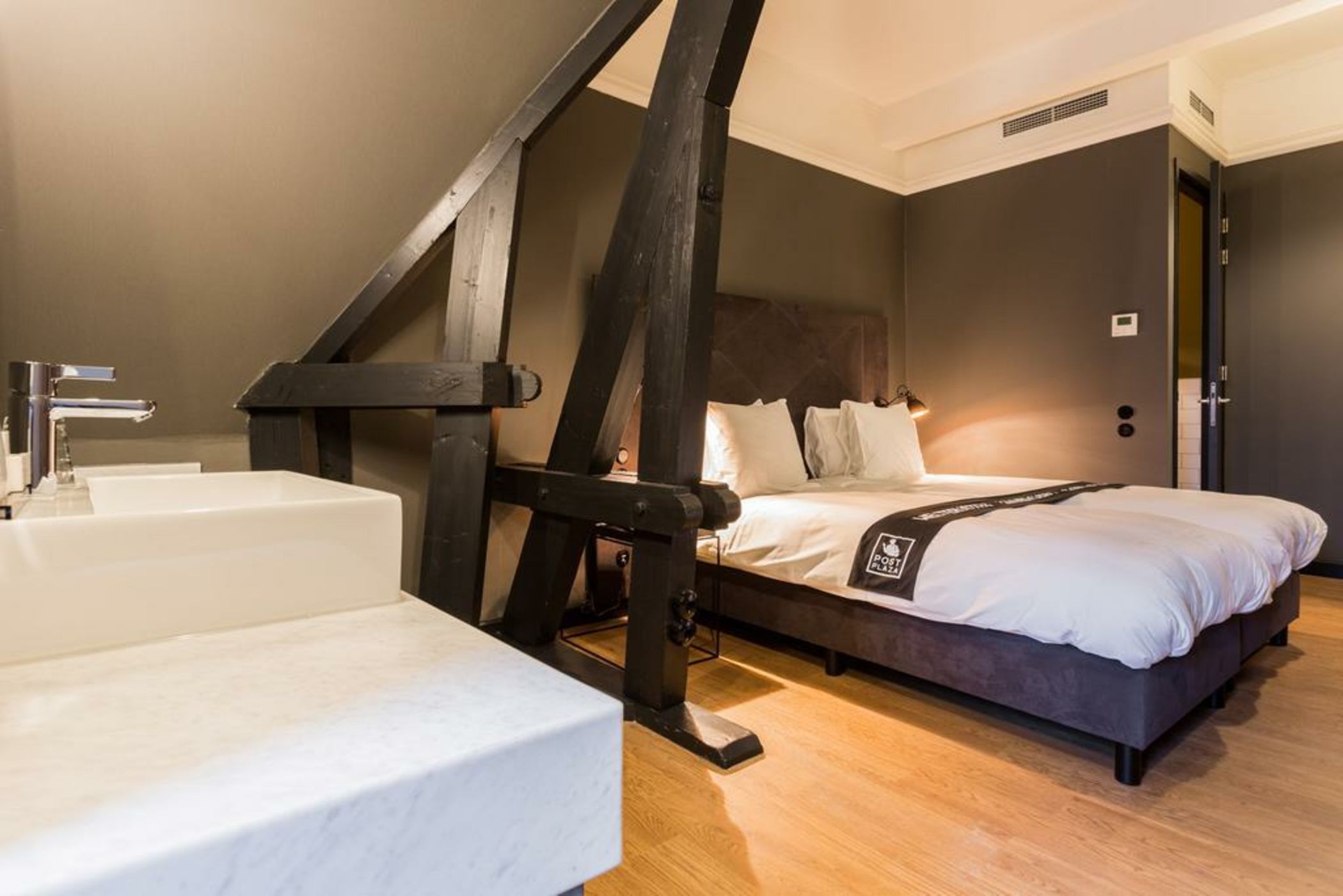 Post-Plaza Hotel & Grand Café